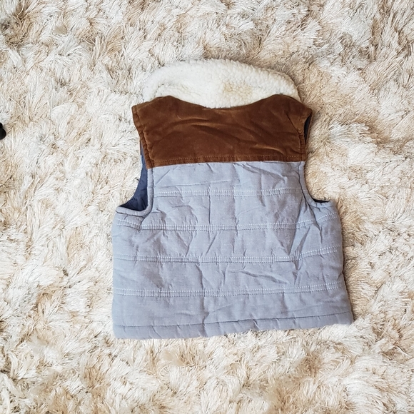 12Mth Gap Toggle & Zip Vest - Picture 4 of 5